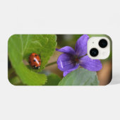 Ladybug op Sweet Violet Flowers iPhone Hoesje (Achterkant horizontaal)