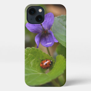 Ladybug op Sweet Violet Flowers iPhone 13 Hoesje