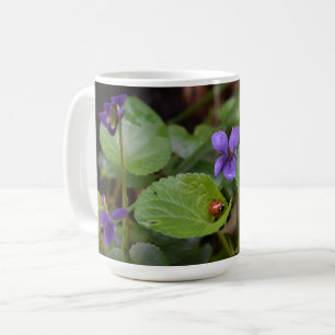 Ladybug op Sweet Violet Flowers Koffiemok