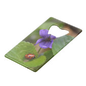 Ladybug op Sweet Violet Flowers Kredietkaart Flessenopener (Voorkant Gekanteld)