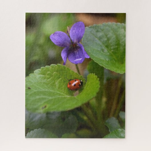 Ladybug op Sweet Violet Flowers Legpuzzel (Verticaal)
