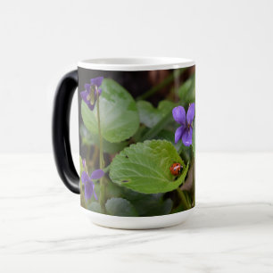 Ladybug op Sweet Violet Flowers Magische Mok