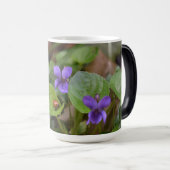 Ladybug op Sweet Violet Flowers Magische Mok (Voorkant rechts)