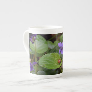 Ladybug op Sweet Violet Flowers Porselein Kop