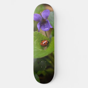 Ladybug op Sweet Violet Flowers Skateboard