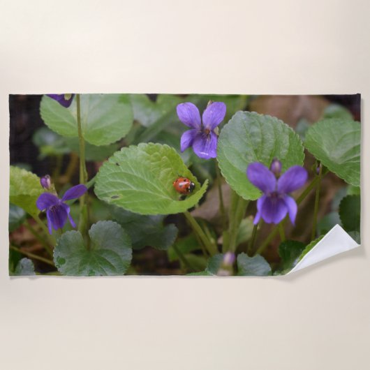 Ladybug op Sweet Violet Flowers Strandlaken (Voorkant)
