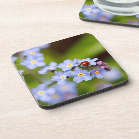 Ladybug sur le Dessous de verre Forget-me-not (Côté gauche)