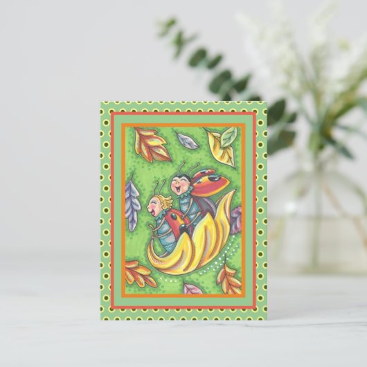 LADYBUGS RIDING ON FALLING AUTUMN LEAVES, FUN BUG BRIEFKAART (Staand voorkant)