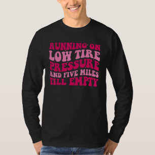 Lage bandenspanning en vijf meter tot E T-shirt
