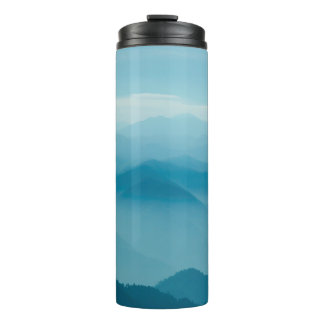 Lagen van bergen thermosbeker