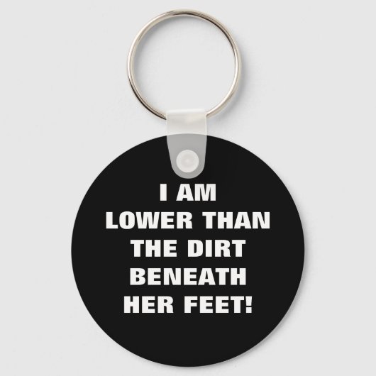 LAGER DAN DE DIRT BENEATH HAAR FEET SLEUTELHANGER (Voorkant)