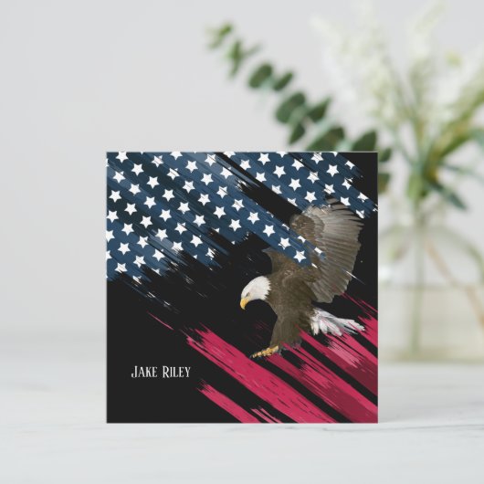 L'aigle à tête blanche sur invitation à drapeau (Debout devant)