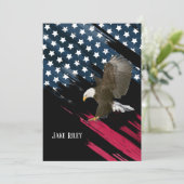 L'aigle à tête blanche sur invitation à drapeau (Debout devant)