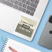 Laissez douter à la porte - Sticker de versets bib (Ordinateur portable avec iPhone)