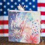 Laissez la liberté tourner | Feu d'artifice du 4 j<br><div class="desc">Caractéristiques de conception "Let Freedom Ring" dans écriture de script tendance sur un arrière - plan de feux d'artifice aquarelle. Ajoutez une touche personnalisée à votre célébration du quatrième juillet de cette année avec notre décor personnalisé festif et patriotique. Ils font également un grand cadeau de chauffage domestique pour les...</div>
