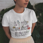 Laissez vos rêves fleurir T-shirt Fleur sauvage<br><div class="desc">Ce design avec la citation "Laissez fleurir vos rêves" et une belle croissance fleur sauvage est une façon parfaite de se rappeler de poursuivre vos rêves et ne jamais renoncer à ce que vous voulez vraiment. La belle illustration présente un fleur sauvage qui pousse, vous rappelant que tout comme une...</div>