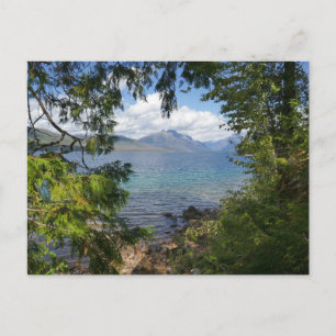 Lake McDonald door een bos kader Briefkaart