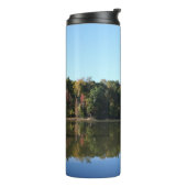 Lake Reflection van Oranje herfstbladeren & blauwe Thermosbeker (Gedraaid links)