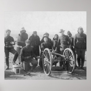 Lakota Scouts en witte soldaten die achter zijn ge Poster