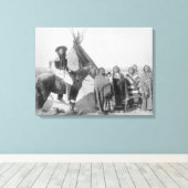 Lakota Vrouwen met zuigelingen en Man op Horseback Canvas Afdruk (Insitu (Houten vloer))