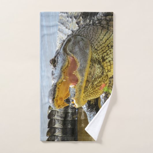 L'alligator américain closeup. Face à face  (Serviette à main)