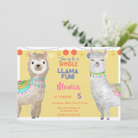 Lama leuke, kleurrijke kinderen verjaardag in geel kaart (Staand voorkant)