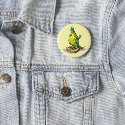 Lambeosaurus staand op een weegschaal. ronde button 5,7 cm (In situ)
