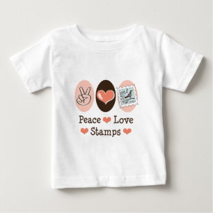 L'amour de paix emboutit le T-shirt de bébé de