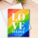 L'amour est Amour Gay pride arc-en-ciel<br><div class="desc">Ce planificateur Gay pride est décoré avec LOVE IS LOVE en typographie blanche et audacieuse sur un arrière - plan arc-en-ciel d'aquarelle rouge,  orange,  jaune,  vert et bleu. Facile personnalisable avec votre nom et votre année. Aquarelle originale © Michele Davies.</div>