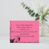 L'amour est comme une carte postale papillon (Debout devant)