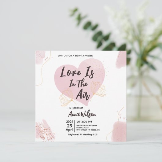 L'amour est dans l'air : invitations à une fête de (Debout devant)