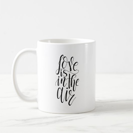 L'Amour Est Dans L'Air Mug (Gauche)