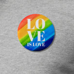 L'amour est la fierté de l'amour Arc-en-ciel<br><div class="desc">Ce bouton Pride est décoré avec LOVE IS LOVE en caractères blancs gras sur un arc-en-ciel d'aquarelle arrière - plan de rouge,  orange,  jaune,  vert,  bleu et violet. Aquarelle originale © Michele Davies.</div>