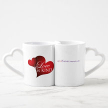 L'amour est les coeurs rouges aimables deux tasses