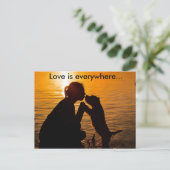 L'amour est partout - Carte postale (Debout devant)