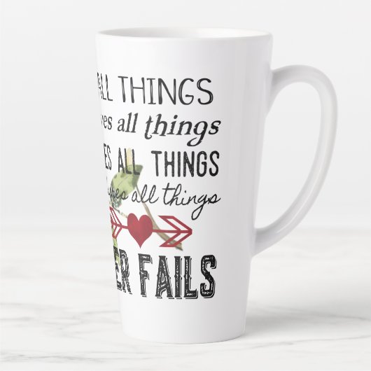 L'amour n'échoue jamais en latte Mug (Droite)