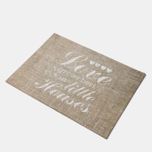 L'amour se développe dans le petit tapis de porte (Incliné)