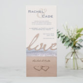 L'amour sur les invitations de mariage sur la plag (Debout devant)