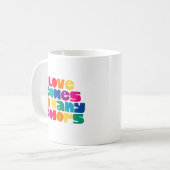 L'amour vient dans beaucoup de couleurs. Café Mug (Devant gauche)