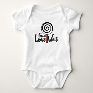 L'amour vrai attend le pullover de bébé inspiré