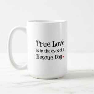 L'amour vrai est aux yeux d'une tasse de chien de
