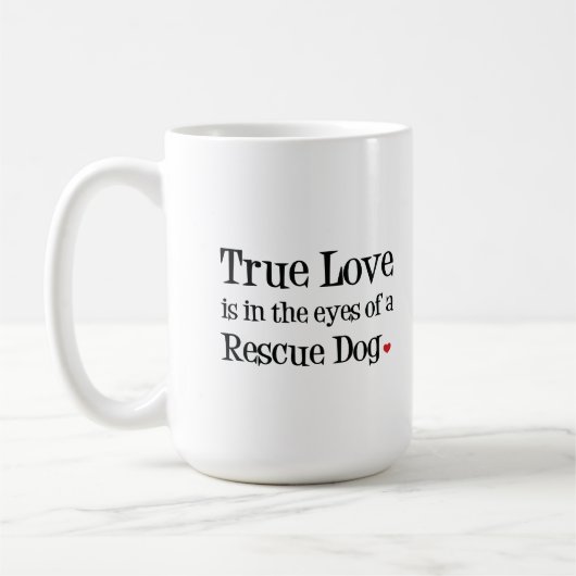 L'amour vrai est aux yeux d'une tasse de chien de (Gauche)