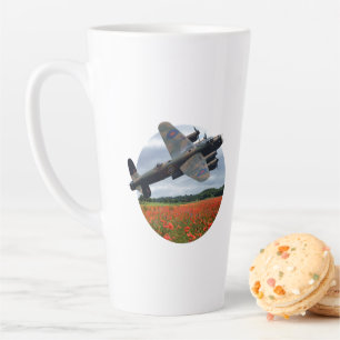 Lancaster Bomber over een papaverveld Latte Mok