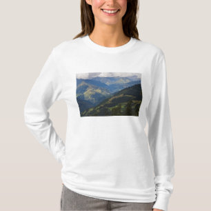 Landbouwgrond en dorp in de Himalaya T-shirt