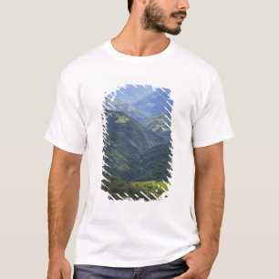 Landbouwgrond en Himalaya-bos in de Mangdue-vallei T-shirt