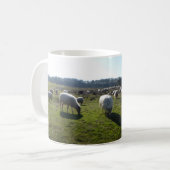 Lande panoramique avec la tasse de moutons (Devant gauche)