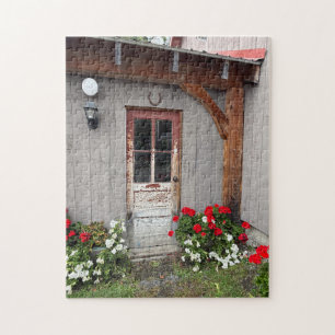 Landelijk gebouw met oude deur legpuzzel