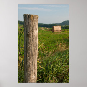 Landelijk hekwerk en hooibalen poster