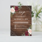 Landelijke houten geometrische bordeauxrode bloem RSVP kaartje (Staand voorkant)