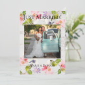 Landelijke roze bloemen op wit hout Net getrouwd Feestdagenkaart (Staand voorkant)